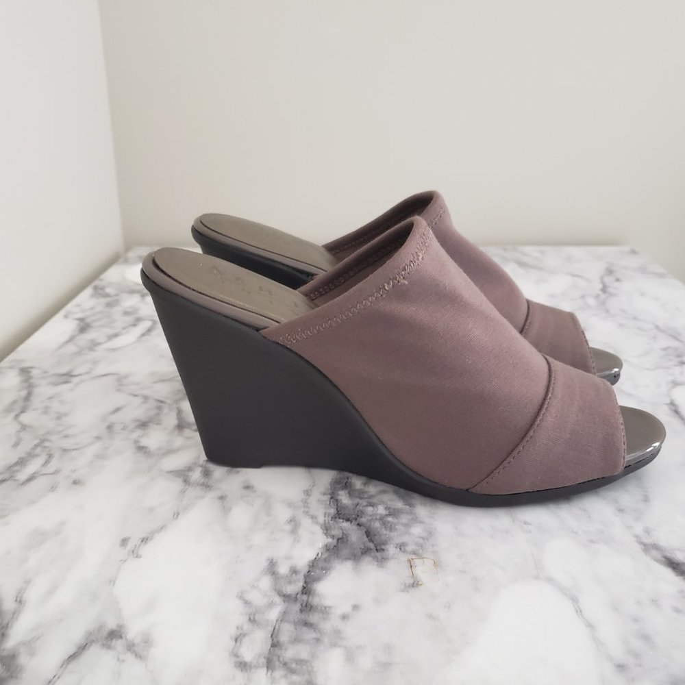 New York Transit Comfortable brown wedge Sz 8.5